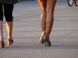 女 하지정맥류, 압박 스타킹 착용하면 도움 기사 이미지