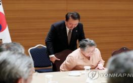 尹대통령, 원폭 피해 동포 만나 깊은 "사과" 기사 이미지