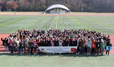 영양군의 MOU 2차 외국인 계절근로자들이 5개월 간의 농작업을 마치고  31일 인천공항을 통해 출국했다./사진=영양군 제공