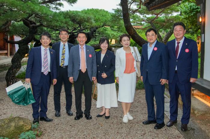 주낙영 경주시장과 김석기 국회의원 이동협 경주시의장이 9일 오후 경주를 찾은 일본 한일우호의원연맹 의원들과 지역의 한 식당에서 기념촬영을 하고 있다경주시 제공