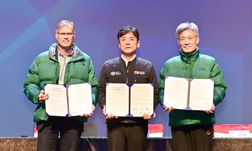청송군이 지난 10일 국제산악연맹 및 대한산악연맹과의 협약을 통해 대회를 2030년까지 5년 연장하기로 했다사진청송군 제공