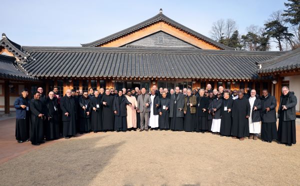 김재욱 칠곡군수가운데가 성 베네딕도회 오틸리엔 연합회 수도자들과 함께 향사아트센터에서럭키 칠곡포즈로 기념 촬영을 하고 있다사진칠곡군 제공