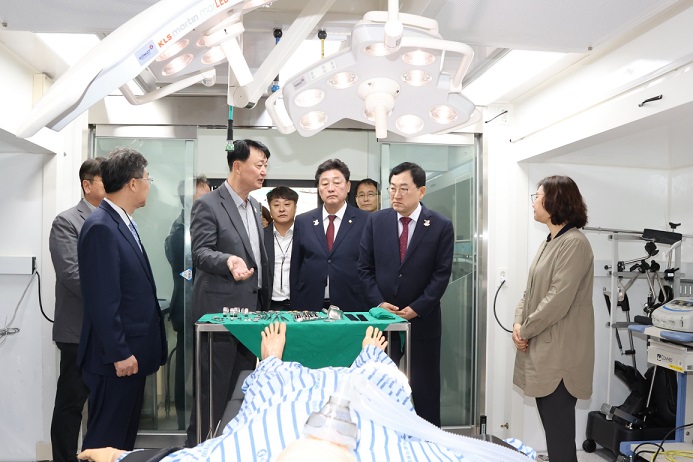 경주시 황성공원에 설치된 이동형 병원 현장을 방문한 주낙영우측 두 번째 경주시장과 이동협우측 세 번째 경주시의장이 CT 장비와 응급실 모듈 등을 둘러보고 있다 경주시 제공