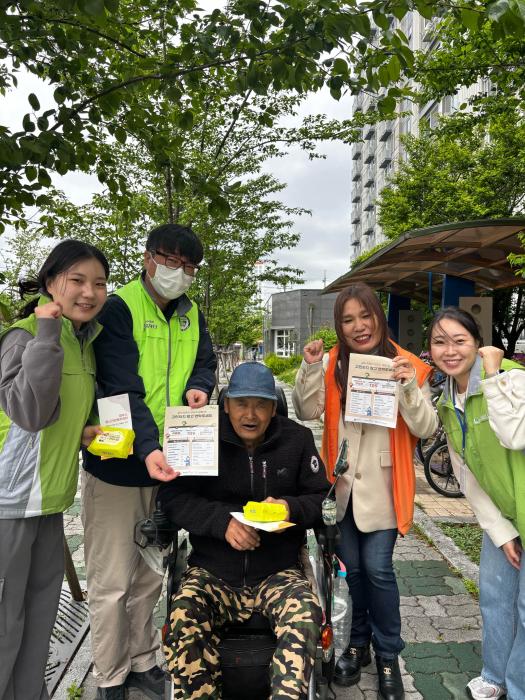 경주시정신건강복지센터는 지난 23일 용강LH아파트 주민들을 대상으로 자살예방 캠페인을 실시했다 경주시 제공