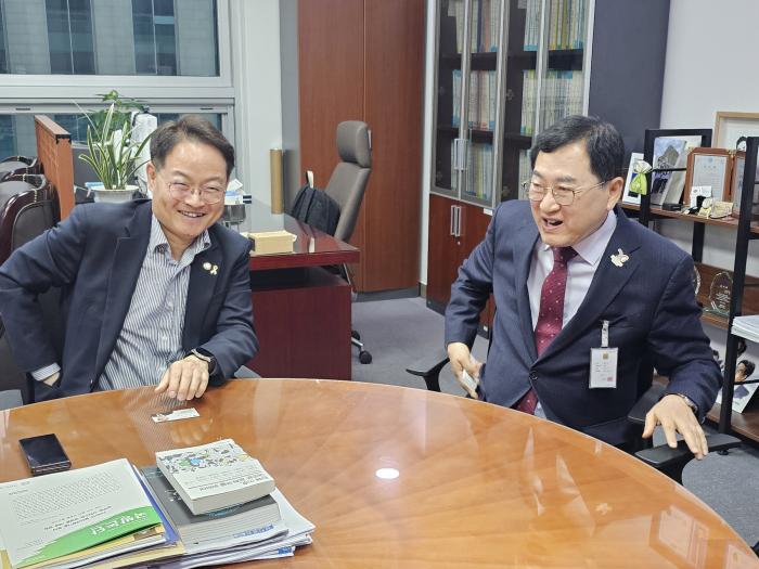 주낙영 경주시장이 지난달 17일 서울 여의도 국회의원회관에서 허영왼쪽 국회의원과 만나 2025 APEC 정상회의 준비와 관련한 지역 현안과 국비 지원 방안에 대해 논의하고 있다 경주시 제공