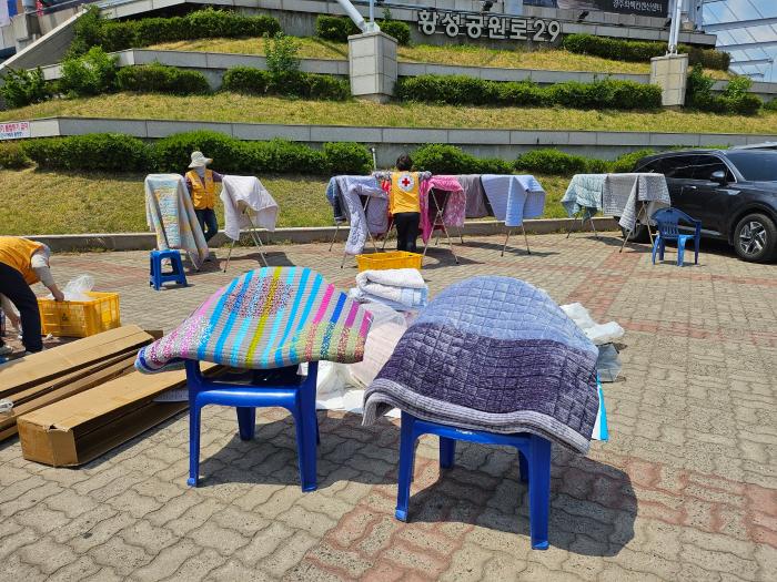 대한적십자봉사회 경주시협의회회장 박명진는 지난 8일 거동이 불편한 어르신들을 대상으로 찾아가는 이불 세탁 봉사활동을 실시했다 경주시 제공