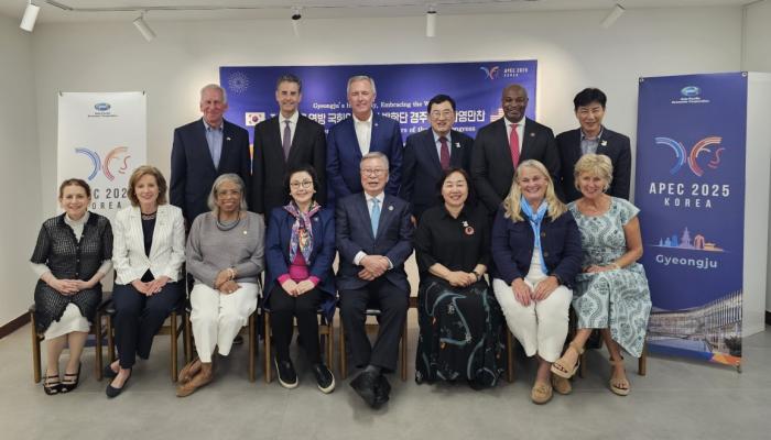 2025 APEC 정상회의 개최 도시인 경주를 방문한 김창준 한미연구원 및 미국 전직 연방의원협회FMC 소속 인사들이 18일 지역의 한 음식점에서 주낙영 경주시장과 함께 기념 촬영을 하고 있다 경주시 제공
