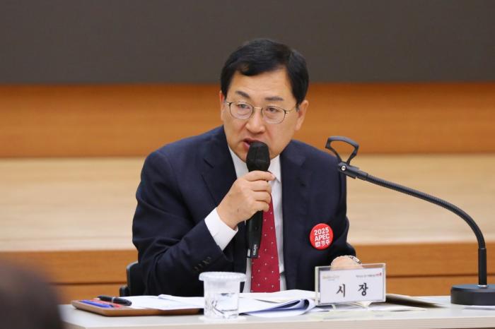19일 경주시청 알천홀에서 열린 확대간부회의에서 주낙영 경주시장이 APEC 정상회의 성공 개최를 위한 철저한 준비와 조직문화 개선을 주문하고 있다 경주시 제공