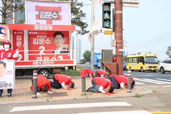 250528 대잠사거리 출근길 큰절아침인사001