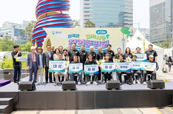 참외 명가를 가리다 제16회 칠곡군 참외품평회 수상자들이 청계광장에서 열린 시상식 후 기념촬영을 하고 있다 대상은 북삼읍의 안상준 농가가 차지했다사진칠곡군 제공