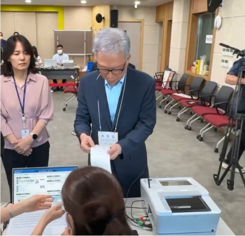 강동명 대구시선거관리위원회위원장이 5월 28일 상중이동 사전투표소에서 사전투표소 설비 및 운영현황 등 최종 준비상황을 점검하고 있다사진대구시선관위 제공