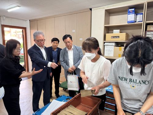 강동명 대구시선관위원장좌측 두 번째이 우편투표 접수를 확인하고 있다사진대구시선관위 제공