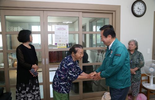 권기창 안동시장이 8일 남선면 신석리 경로당을 방문 어르신들의 건강상태를 살피며 여름철 안전관리에 힘을 보탰다사진안동시 제공