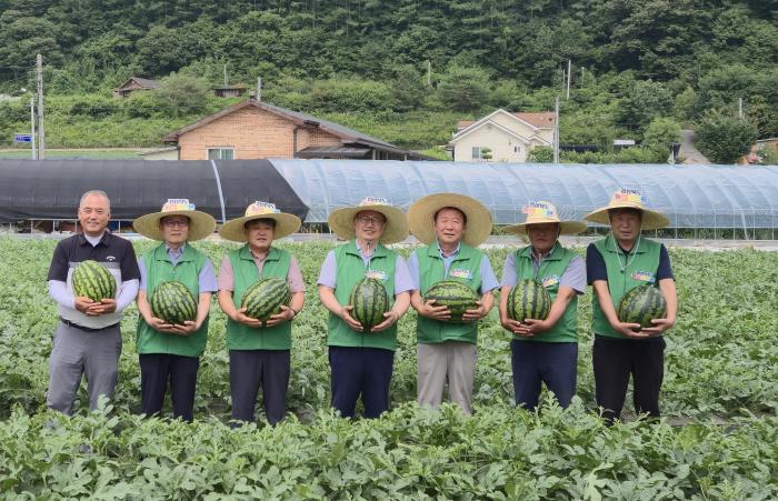 1봉화재산지구참여농가관계자기념촬영오른쪽3번째봉화군수4번째김주령도농축산유통국장5번째박창욱도의원2