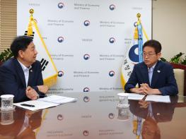 이철우 도지사, 경제부총리 만나 전방위 국비 지원 건의 기사 이미지