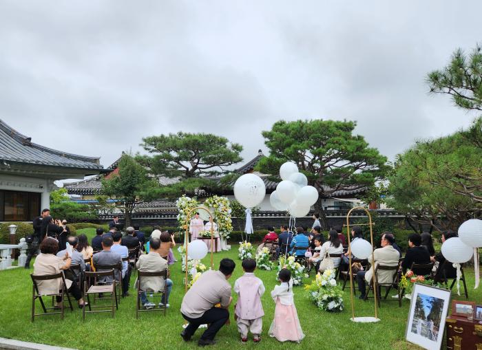 3 경주시는 14일 국제문화교류관에서 큰 행복 품은 작은 결혼식을 개최했다