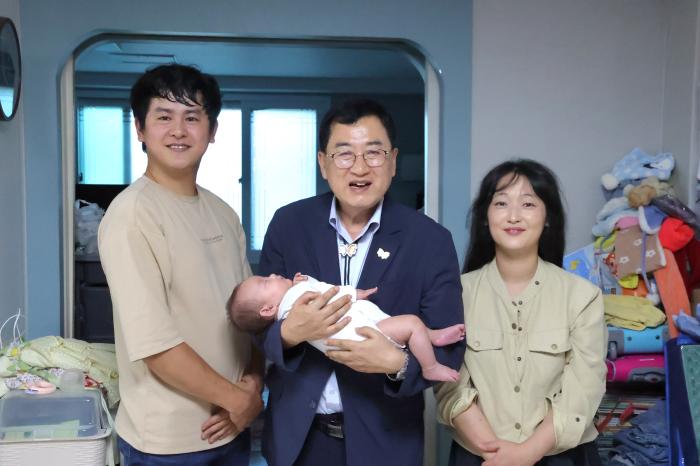 11 주낙영 경주시장 충효동 여섯째 출산 가정 방문01