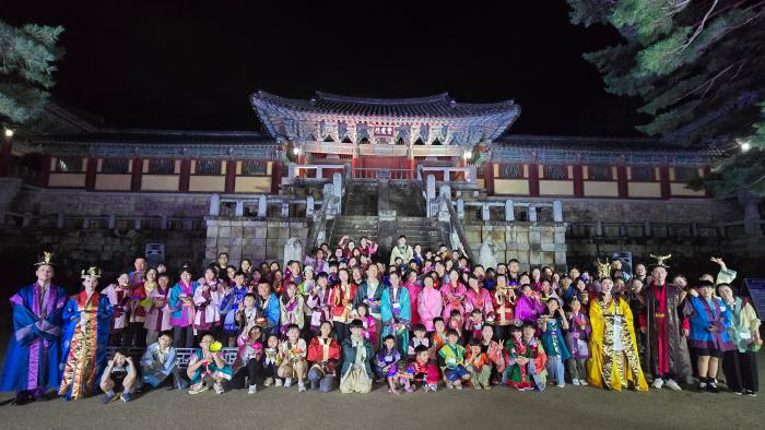 11 2025 세계유산축전 경주역사유적지구 빛으로 쓰는 이야기 IN 불국사에 참여한 관람객 단체 기념촬영