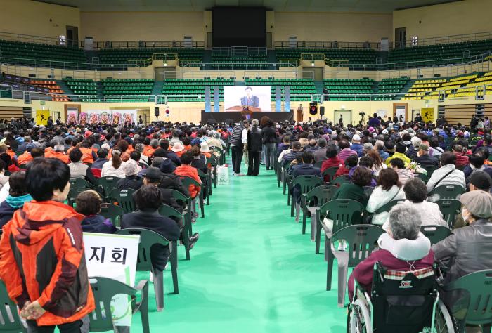 경주실내체육관에서 열린 제46회 흰 지팡이의 날 기념 2025 경북시각장애인 복지증진대회에 도내 시각장애인과 가족 자원봉사자 등 1600여 명이 참석한 모습