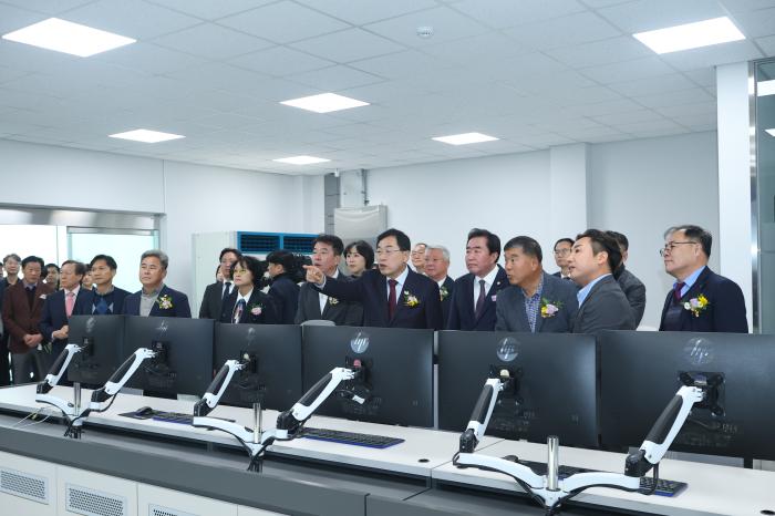 주낙영 경주시장과 참석자들이 공유배터리 안전연구센터 내 관제실을 둘러보며 시설 설명을 듣고 있다