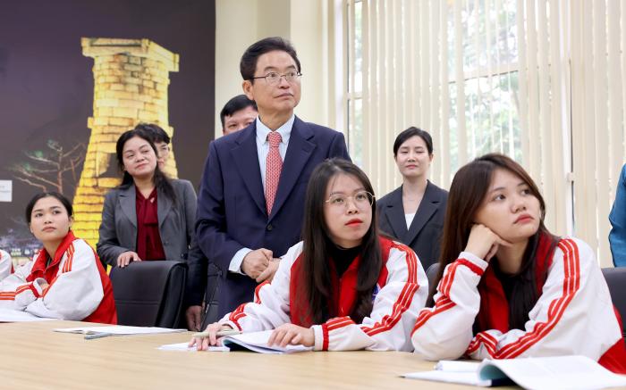 1K창2호점방문K창내세미나실에서한국어수업참관