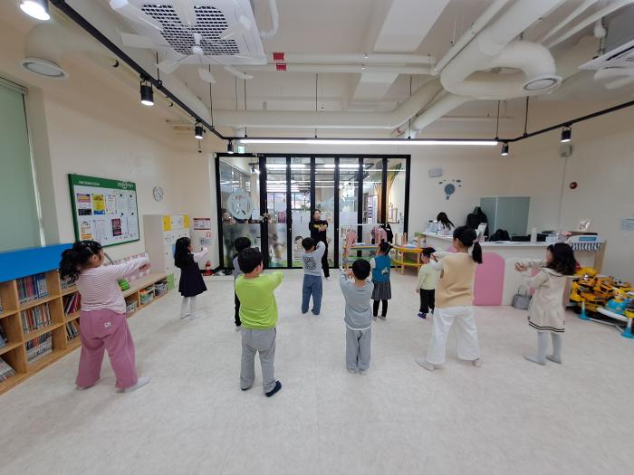 경주시 공동육아나눔터에서 어린이들이 신체활동 프로그램에 참여하며 즐겁게 놀이와 체험을 이어가고 있다