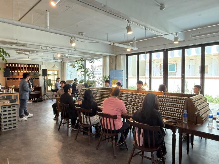 미혼 청년들이 취미체험형 만남 프로그램에 참여해 소통하며 인연을 쌓고 있는 모습