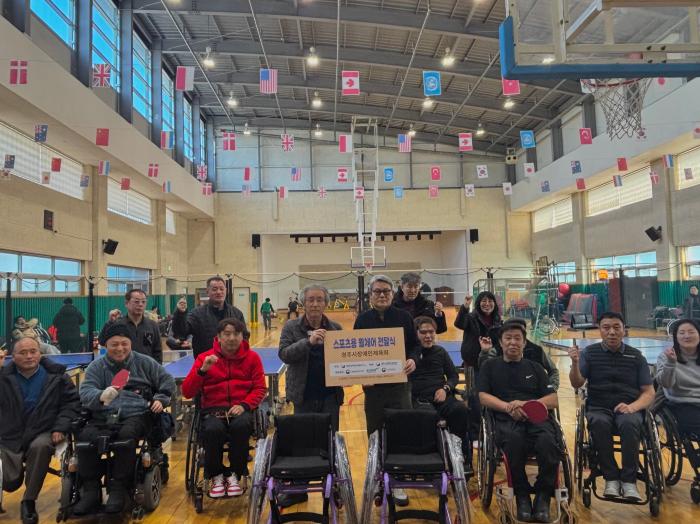 경주시장애인체육회가 27일 장애인체육관에서 장애인탁구협회 선수들과 함께 스포츠용 휠체어 전달식을 갖고 기념촬영을 하고 있다