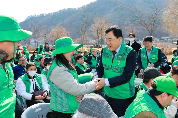 31 주낙영 경주시장이 14일 강동면 형산강 역사문화공원에서 열린 3R 자원모으기 발대식에 참석해 경주시새마을회 회원들과 인사를 나누고 있다