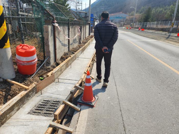  경주시는 봄철 산업단지 취약시설 안전사고 예방을 위해 산업단지 내 도로 옹벽 절개지 등 주요 시설물에 대한 현장 안전점검을 실시한다 1