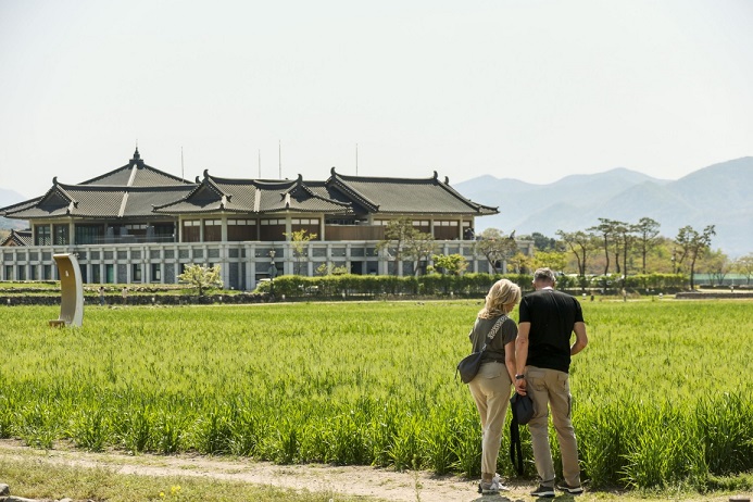 경주 황룡사지 일대에서 외국인 관광객 커플이 유적지를 둘러보고 있다 경주시 제공