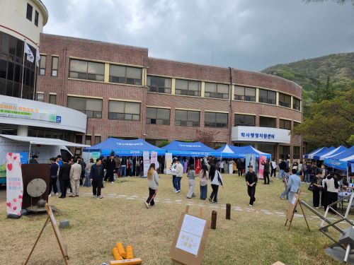 칠곡군정신건강복지센터가 지난 20일 대구예술대학교에서 대학생 및 지역 청년들을 대상으로 마음 건강 증진을 위한청년고민상담소를 운영해 큰 호응을 얻었다사진칠곡군 제공