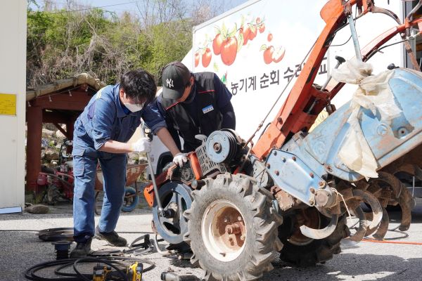청송군이 본격적인 영농철을 맞아 농업인의 불편을 해소하기 위해 농기계 순회수리 및 안전교육을 확대 운영하고 있다고 밝혔다사진청송군 제공